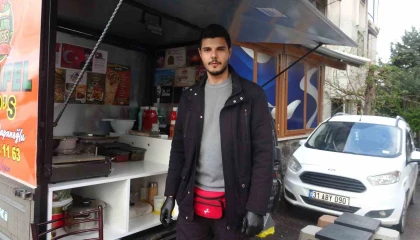 Yıllarca izlediği videolara özenen genç, hevesle başladığı işinde 1 buçuk metrekarelik seyyar tezgahında ekmek parasını kazanıyor