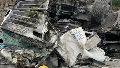 Yoldan çıkan tır hurdaya döndü: 1 yaralı