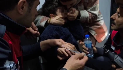 Yüzük çıkarma operasyonunda gözyaşlarına boğulan çocuğu annesi ve itfaiye ekipleri teselli etti