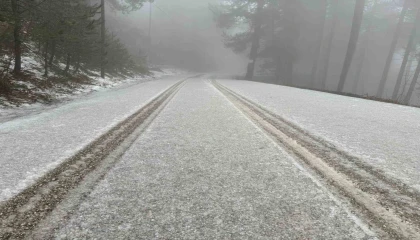 Zorkun Yaylasında dolu etkili oldu, çevre beyaza büründü