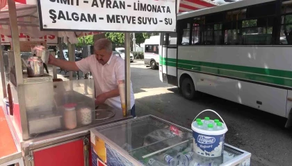 1 Mayısta çalışan seyyar satıcı: İşçi bayramında en çok işçiler çalışıyor