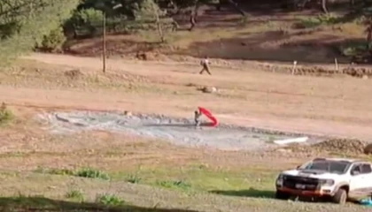 14 yaşındaki Yusuf, yere düşen bayrağı almak için piste koştu