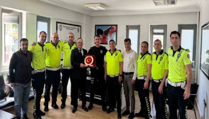 30 yıllık trafik polisinden duygulandıran veda