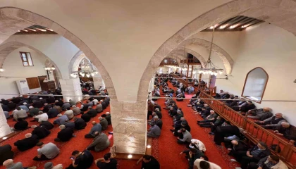 583 yıllık Ulu Camide cuma namazı