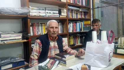 70 yıllık terzi iş yerini kütüphaneye çevirdi