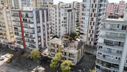 Adanada depremde hasar gören mahkemelik binalarda yıkım başladı