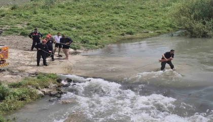 Adanada Karaçay Nehrinde mahsur kalan kamyondaki 2 kişi kurtarıldı