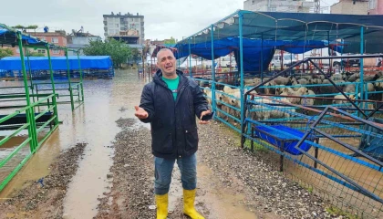 Adanada kurban pazarını sel vurdu, besici gözyaşlarına boğuldu