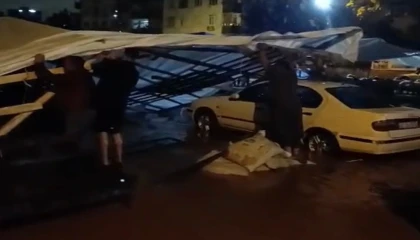 Adanada sağanak yağış yolları göle çevirdi
