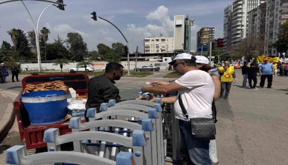 Adanada simitçiler ve su satıcıları bariyerlerin arkasında çalışmaya devam etti