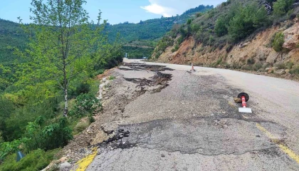 Adanada Varda Köprüsüne giden yolda heyelan meydana geldi