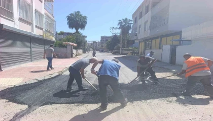 Akdenizde asfalt yama çalışmaları devam ediyor