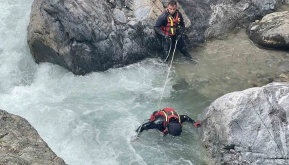 Akıntıya kapılarak kaybolan 9 yaşındaki Mendulun cansız bedeni 3 kilometre uzaklıkta kütüğün altında çıktı