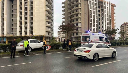 Alanyada kontrolden çıkan otomobil refüje çıktı