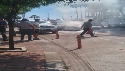 Alanyada otomobilin motor kısmından dumanlar yükseldi, yangını vatandaş söndürdü