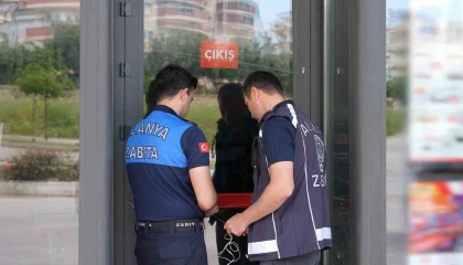 Alanyada tüketim tarihi geçmiş ürün satan zincir market mühürlendi
