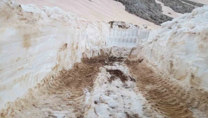 Alanyada yayla yollarında kar mesaisi