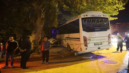 Alkollü sürücünün kullandığı minibüs iş yerine daldı: 2 yaralı