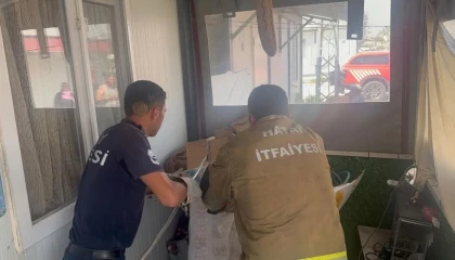 Antakyada eve giren yılanı itfaiye yakaladı