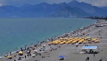 Antalya sahillerinde bayram yoğunluğu ikinci günde artarak devam etti
