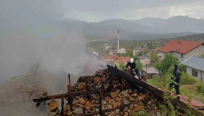 Antalyada 110 yıllık düğmeli ev yangında küle döndü