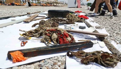 Antalyada 4 etaptan oluşan deniz dibi temizliğinde yaklaşık 20 ton atık çıkartıldı