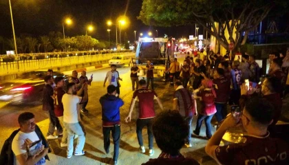 Antalyada bordo-mavili taraftarlardan kupa coşkusu