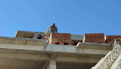 Antalyada inşaatta mahsur kalan ustayı itfaiye ekipleri kurtardı