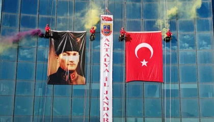 Antalyada JAK timi, halatla sarktıkları 64 metre yükseklikte Türk bayrağı açtı