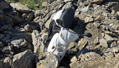 Antalyada kayalık alanda kaza yapan motosikletin sürücüsü hayatının kaybetti