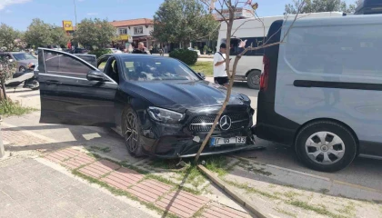 Antalyada minibüs park halindeki araca çarptı: 4 yaralı