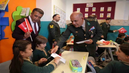 Antalyada minikler ilk mektuplarını Mehmetçiğe yazdı: İyi ki varsın