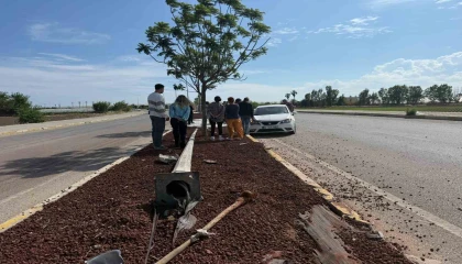 Antalyada otomobil ile kamyonet çarpıştı: 7 yaralı