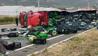 Antalyada sebze yüklü kamyon ile motosiklet çarpıştı: 3 yaralı