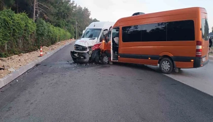 Antalyada tur minibüsleri çarpıştı, 13 turist yaralandı