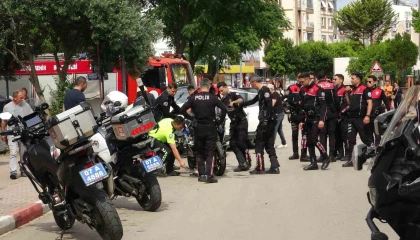 Antalyada yunus timleri kaza yaptı: 2 polis yaralı