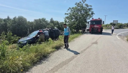 Arsuzda şarampole devrilen otomobilin sürücüsü yaralandı