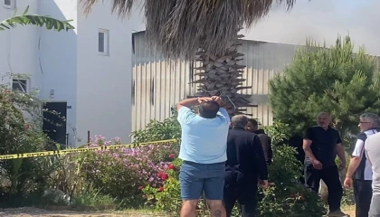 Ayakta durmakta güçlük çekti, deposunun yanışını gözyaşlarıyla izledi