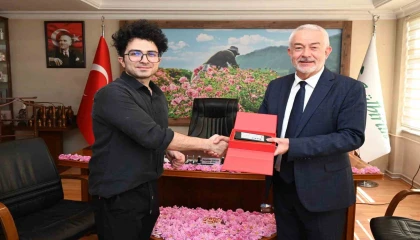 Başkan Başdeğirmen, Çinde 40 milyon takipçili fenomene Isparta gülünü anlattı