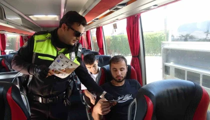 Bayram yolculuğuna çıkan vatandaşlar emniyet kemeri takılması konusunda bilgilendirildi