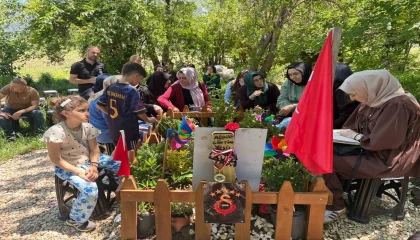 Bayramda evlatlarının mezarı başında buluştular