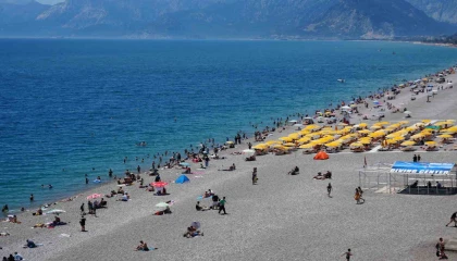 Bayramın ilk gününde tatilciler Antalya sahillerine akın etti