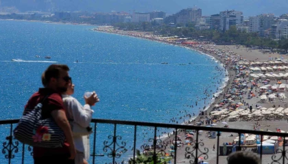 Bayramın son gününde tatilciler Konyaaltı Sahiline akın etti
