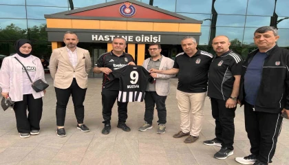 Beşiktaşlılardan saldırıda yaralanan öğrenci Mustafa Aslana anlamlı ziyaret
