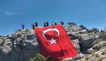 Burdurda jandarmadan 54 metrekarelik dev Türk bayrağı