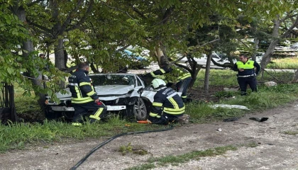 Burdurda kontrolden çıkan otomobil ağaca çarptı