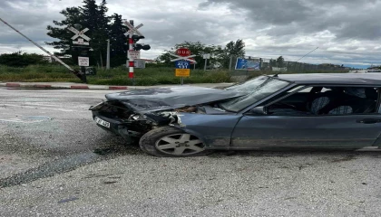 Burdurda okul servisi ile otomobil çarpıştı: 7 yaralı