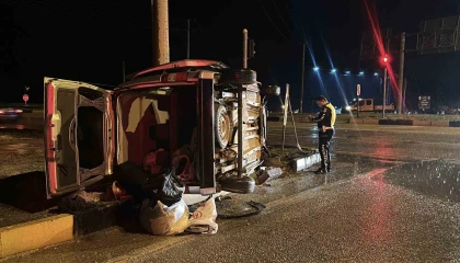 Burdurda otomobil ile hafif ticari araç çarpıştı: 1 ölü, 5 yaralı