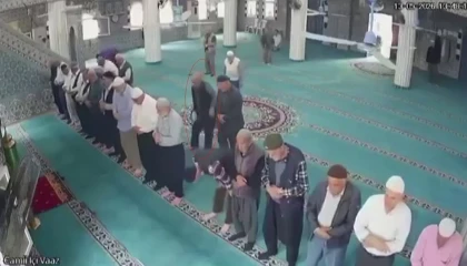 Camide namaz kıldığı sırada kalp krizi geçiren yaşlı adam, imamın kalp masajıyla hayata döndü