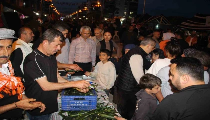 Çocukluğunda yediği salatalığı unutamayan muhtar 1 ton salatalık dağıttı